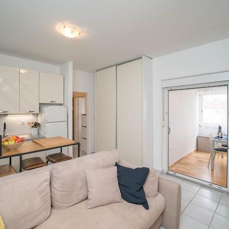 Cozy Apartment Close To The Beach And City Centre Umag Exterior foto